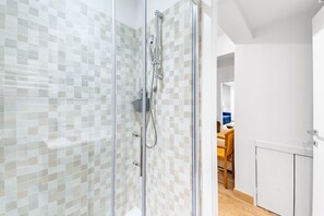 Douche, sèche-cheveux