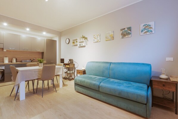 Living area - Cozy and modern 30sqm studio apartment, able to comfortably accommodate up to 2 people, located in the basement of a building WITHOUT a lift (steps to access it). The apartment is located in a strategic position, just a 5-minute walk from the Affori st (Milano)