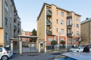 Exterior - Cozy and modern 30sqm studio apartment, able to comfortably accommodate up to 2 people, located in the basement of a building WITHOUT a lift (steps to access it). The apartment is located in a strategic position, just a 5-minute walk from the Affori st (Milano)