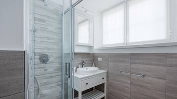 Doccia, asciugacapelli, bidet