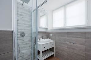 Dusche, Haartrockner, Bidet