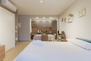 WiFi, bed sheets - Cozy and modern 30sqm studio apartment, able to comfortably accommodate up to 2 people, located in the basement of a building WITHOUT a lift (steps to access it). The apartment is located in a strategic position, just a 5-minute walk from the Affori st (Milano)