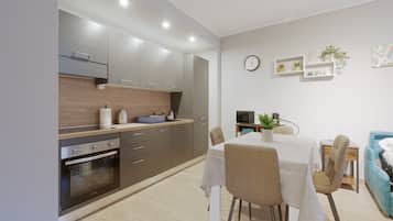 Kühlschrank, Mikrowelle, Ofen, Herdplatte