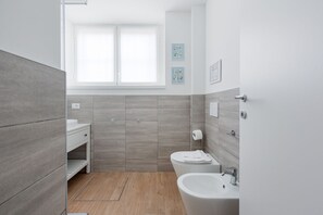 Shower, hair dryer, bidet - Cozy and modern 30sqm studio apartment, able to comfortably accommodate up to 2 people, located in the basement of a building WITHOUT a lift (steps to access it). The apartment is located in a strategic position, just a 5-minute walk from the Affori st (Milano)