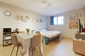 Een strijkplank/strijkijzer, wifi, beddengoed