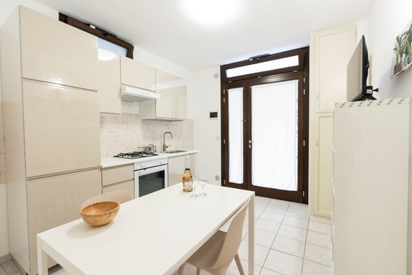 Fridge, microwave, oven, stovetop