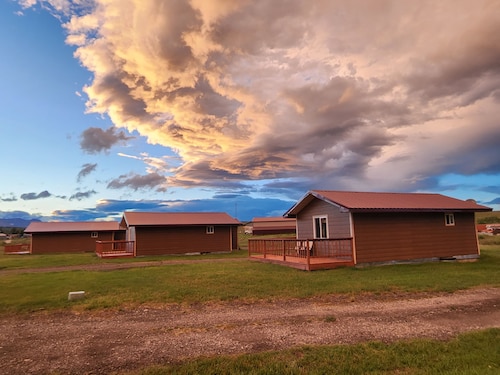 Circle R Cabin 4, Private Ranch, Mountain Views