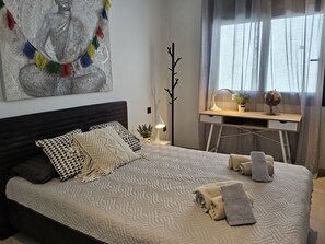 3 bedrooms, desk, internet