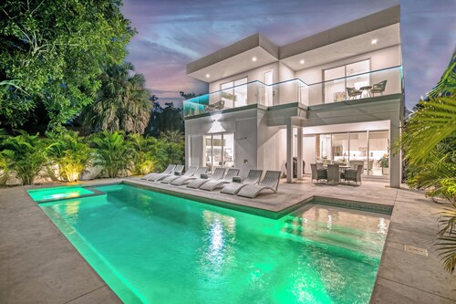 Tamiami Vice - Luxury Siesta Key Home with Heated Pool & Prime Location – Book Your Escape Today!
