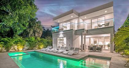 Tamiami Vice - Luxury Siesta Key Home with Heated Pool & Prime Location – Book Your Escape Today!
