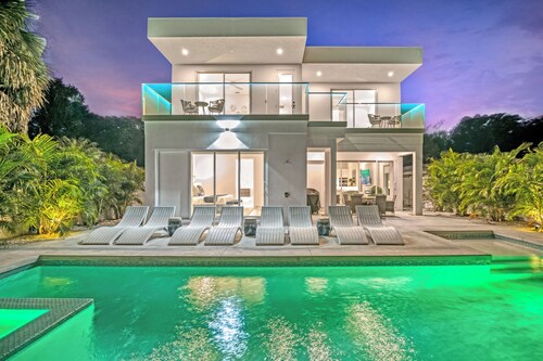 Tamiami Vice - Luxury Siesta Key Home with Heated Pool & Prime Location – Book Your Escape Today!