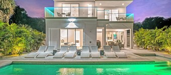 Tamiami Vice - Luxury Siesta Key Home with Heated Pool & Prime Location – Book Your Escape Today!