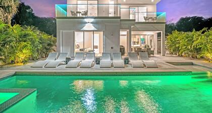Tamiami Vice - Luxury Siesta Key Home with Heated Pool & Prime Location – Book Your Escape Today!
