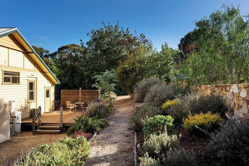 Elegant Goldfields Retreat | Spa Bath & Privacy