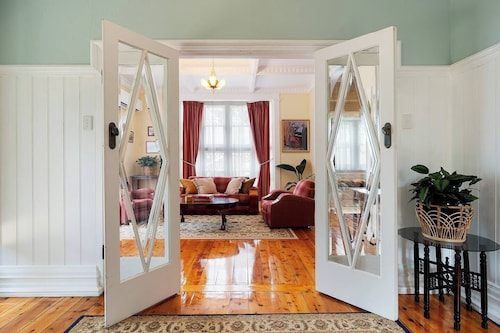 Elegant Goldfields Retreat | Spa Bath & Privacy