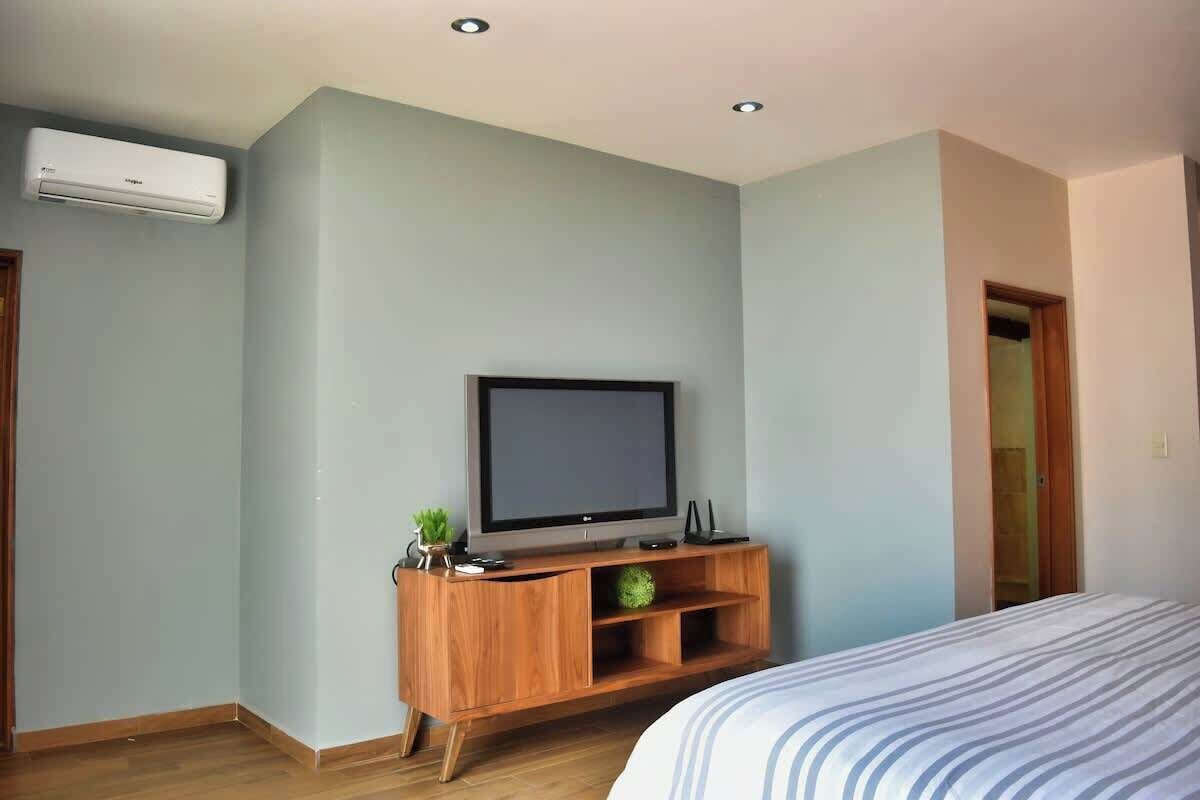 1 dormitorio, tabla de planchar con plancha, wifi y ropa de cama