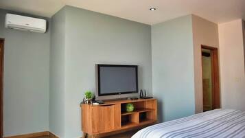 1 dormitorio, tabla de planchar con plancha, wifi y ropa de cama