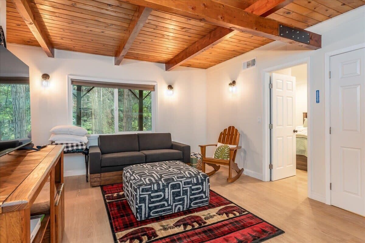 4 soverom, skrivebord, strykejern/-brett og reiseseng for barn