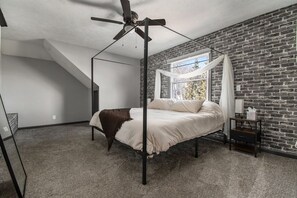 4 bedrooms, iron/ironing board, WiFi, bed sheets - Vintage 4bd: Hot Tub - Pool - Golf Courses - Family Friendly (Omaha)