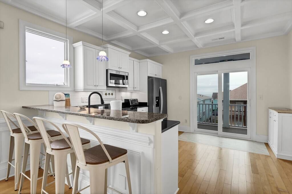 Jääkaappi, mikroaaltouuni, uuni, liesi