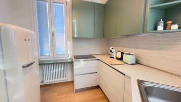 Kühlschrank, Mikrowelle, Ofen, Herdplatte