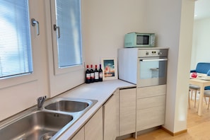 Fridge, microwave, oven, stovetop - Villa Ada at the Lido (Venezia)