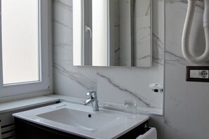 Douche, sèche-cheveux, bidet, serviettes fournies