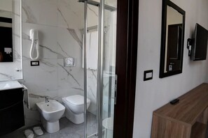 Douche, sèche-cheveux, bidet, serviettes fournies