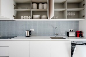 Kühlschrank, Mikrowelle, Ofen, Herdplatte