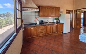 Fridge, oven, stovetop, coffee/tea maker
