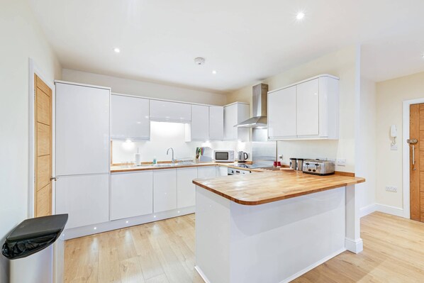 Mikrobølgeovn, ovn, kokeplater og vannkoker