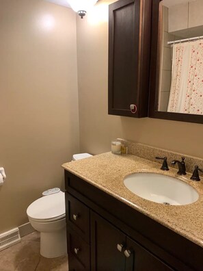 Chuveiro, banheira de hidromassagem, secador de cabelo, bidê