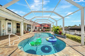 Outdoor pool - Tasteful decor, fun Florida feel, Bright, Clean 3-3 Waterside, Free Heated Pool (Cape Coral)