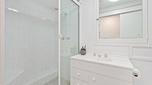 Een douche, een haardroger, handdoeken