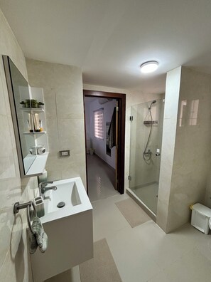 Doccia, asciugacapelli, asciugamani, carta igienica