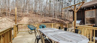 Tucked Inn: Upper Unit - 151 Getaway/Wine + Brews