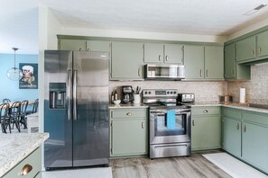 Kjøleskap, mikrobølgeovn, ovn og kokeplater