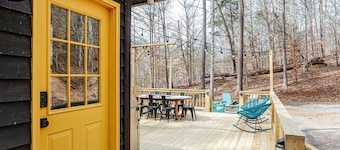 Tucked Inn: Upper Unit - 151 Getaway/Wine + Brews