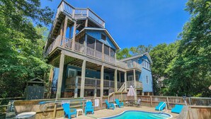 A two-story wooden building with a pool and outdoor seating. - COOL AZUL - 5 bed, 3 bath pool home in Southern Shores, dog friendly (Southern Shores)