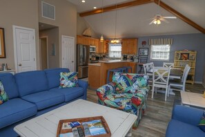 TV, DVD-spiller og stereoanlegg