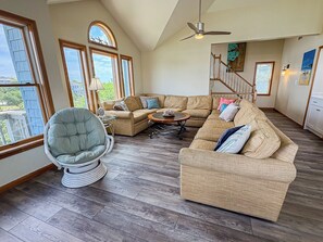 TV, DVD player - Osprey's Catch - Spacious Oceanside 8 BR Duck home w/pool, hot tub &  GOLF CART (Duck)