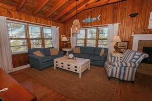 Tv, eldstad, dvd-spelare och bordsfotboll