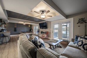 TV, fireplace, video games - Sunset Oasis Sinclair: Waterfront, Dock & Fire Pit (Eatonton)