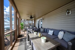Outdoor dining - Sunset Oasis Sinclair: Waterfront, Dock & Fire Pit (Eatonton)
