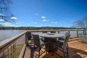 Outdoor dining - Sunset Oasis Sinclair: Waterfront, Dock & Fire Pit (Eatonton)