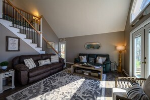 TV, fireplace, video games - Sunset Oasis Sinclair: Waterfront, Dock & Fire Pit (Eatonton)