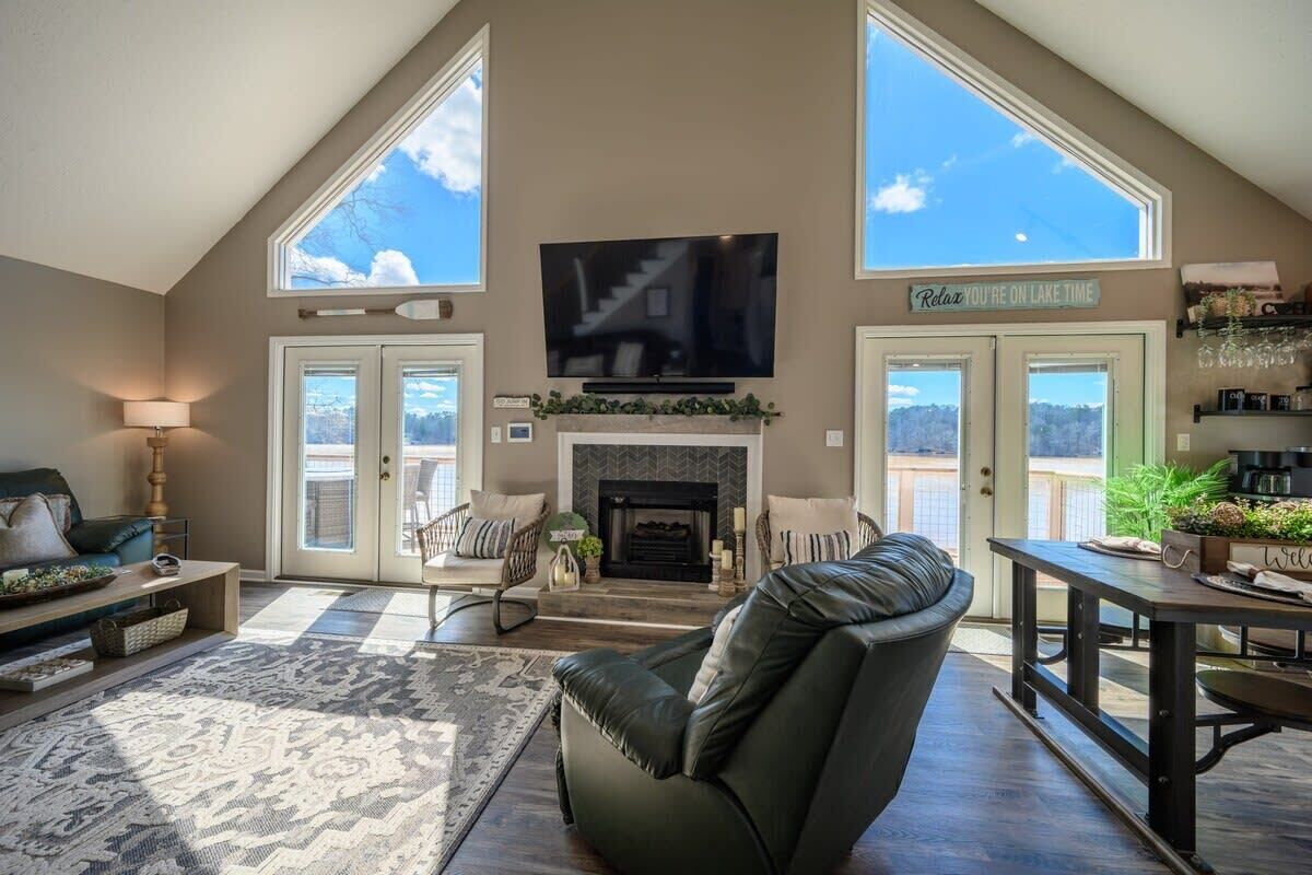 Télévision, cheminée, jeux vidéo, livres