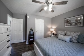 Desk, iron/ironing board, travel crib, WiFi - Sunset Oasis Sinclair: Waterfront, Dock & Fire Pit (Eatonton)