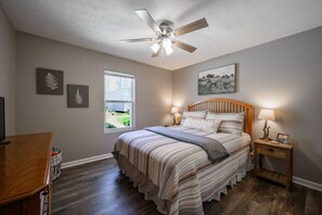 Desk, iron/ironing board, travel crib, WiFi - Sunset Oasis Sinclair: Waterfront, Dock & Fire Pit (Eatonton)