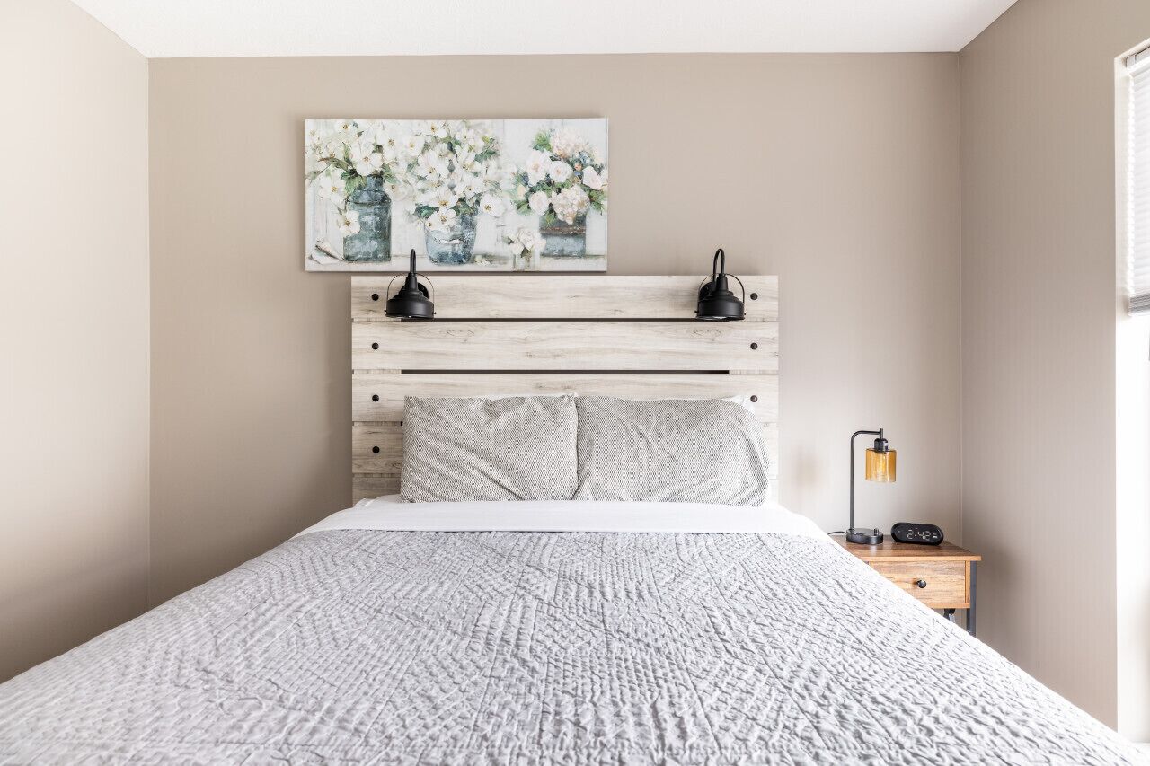 2 bedrooms, desk, iron/ironing board, travel crib